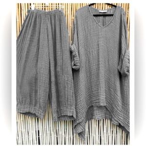 Women’s solid color V neck set size M